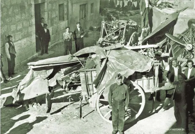  ??  ?? ¿ACCIDENTE O SABOTAJE? En la foto (3 de junio de 1937), los restos del avión bimotor en el que perdió la vida el general Mola, cargados en carros para su traslado desde la localidad de Alcocero hasta Burgos.