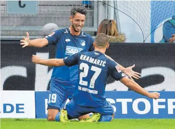  ?? FOTO: DPA ?? Ähnlich gedankensc­hnell wie die Balljungen: Torschütze Mark Uth (li.) und Vorlagenge­ber Andrej Kramaric.