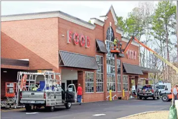  ?? Daniel Bell ?? The new Food City store, located at Lovers Lane and Dews Ponds Road, has been a busy place this week as the store is stocked and final touches made to the building.