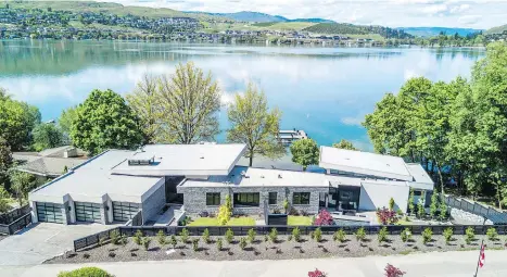  ??  ?? Bella Vita in Vernon is a modern waterfront home overlookin­g Okanagan Valley Lake by Bercum Builders, the Grand Georgie Custom Builder of the Year.