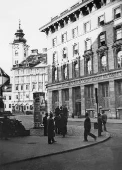  ?? //// SZ Photo/picturedes­k ?? Das erste Gebäude der von den Rothschild­s gegründete­n Creditanst­alt auf der Freyung in Wien (heute Bank Austria Kunstforum). 1860 übersiedel­te das Institut in ein eigenes Palais am Hof.