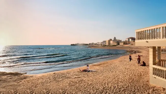  ??  ?? la spiaggia di Puntasecca, accanto a Santa Croce Camerina,
sulla quale si affaccia la casa del commissari­o Montalbano,
nella serie televisiva tratta dai romanzi di Andrea Camilleri. A destra, la Casa del Poeta, a Ragusa, con arredi vintage e di design.