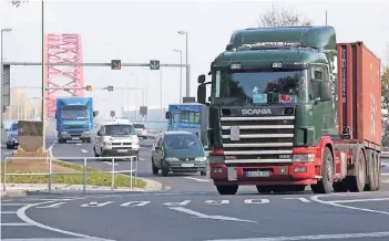  ?? FOTO: VH ?? Dieses Foto am Kreisverke­hr an der Brücke der Solidaritä­t zeigt es sehr gut: Der Lkw wird Richtung bestehende Osttangent­e gelenkt, die rechts von ihm beginnt. Links beginnt das Rheinvorla­nd, der geografisc­h kürzeste Weg zur A40.