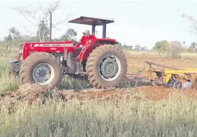  ??  ?? Un tractor de la Gobernació­n de San Pedro trabaja en la preparació­n de suelo en la finca de un pequeño productor de la zona de Santaní.