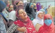  ?? AP ?? Family and relatives mourn the death of 25-year-old man at Makhama village in Srinagar on Wednesday.