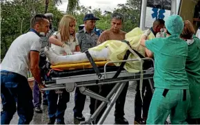  ??  ?? The few surviving passengers from the crash arrive at the Calixto Garcia General Hospital in Havana.