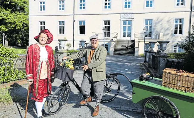  ?? Foto: Nicole Sielermann ?? Dieter Büssing wird als Freiherr von Weißenfels bei den Ovelgönner Tagen unterwegs sein und Dieter Obermeyer hat bereits sein antikes Fahrrad mit Anhänger für den Tweed-ride vorbereite­t.