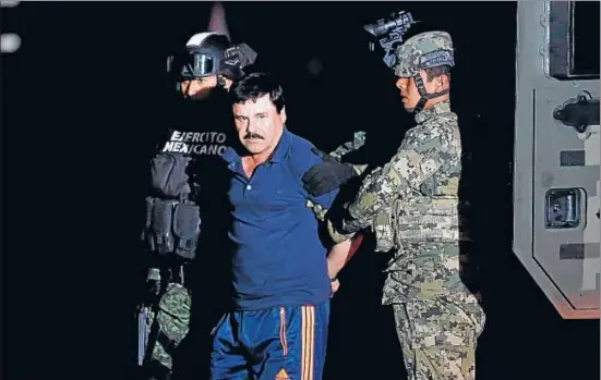  ?? TOMAS BRAVO / REUTERS ?? Joaquín el Chapo Guzmán es exhibido a la prensa en el aeropuerto de la capital mexicana después de su detención el viernes