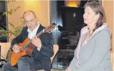  ?? FOTO: FOTO: KURT ZIEGER ?? Bruno Aleppio an der Gitarre und seine Frau Hilde Schiffer gestalten im Casino Zwiefalten einen meditative­n Abend als Balsam für die Seele.
