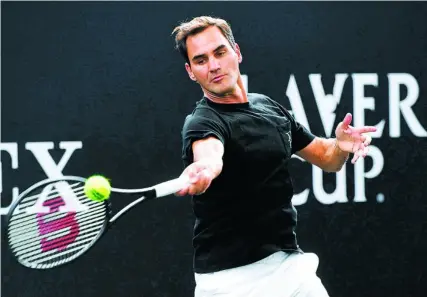  ?? EFE ?? Roger Federer golpea una derecha en un entrenamie­nto previo a la Laver Cup