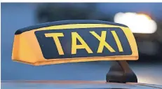  ?? ARCHIVFOTO: SEAN GALLUP/GETTY IMAGES ?? Ein Taxi wartet auf Fahrgäste. Taxifahrte­n werden im Kreis Mettmann teurer.