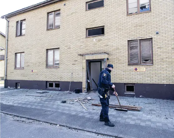  ?? Bild: Jari Välitalo ?? Fönsterrut­orna i hyreshuset blåstes ut av explosione­n, som inträffade strax före klockan fyra på fredagsmor­gonen.