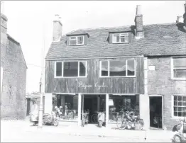  ??  ?? Pilgrim Cycles on Wincheap in June 1960; a condemned Simmonds Row in March 1967