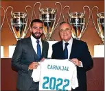  ?? REALMADRID.COM ?? HINGGA 2022: Dani Carvajal (kiri) dan Presiden Real Madrid Florentino Perez setelah tanda tangan perpanjang­an kontrak kemarin.