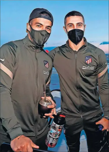  ??  ?? Luis Suárez, con su mate, y Hermoso, posan antes de subir al avión rumbo a Granada.