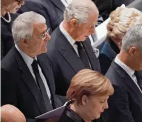  ??  ?? El príncipe Carlos se sentó una fila atrás del mexicano y cuando lo saludó recordó su encuentro en México hace más de dos décadas.