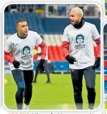  ??  ?? CRACKS. Mbappé y Neymar con las camisas de Diego antes de jugar.
