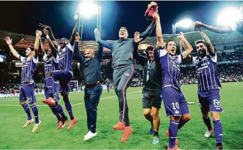  ?? Reuters ?? Toulouse coach Pascal Dupraz (centre) celebrates with his players after the match against Paris Saint-Germain at the Stadium de Toulouse on Friday. Dupraz led his team to a miraculous escape from relegation at the end of last season.