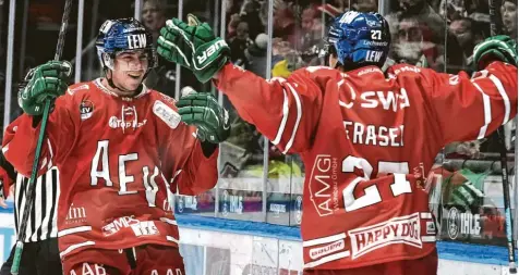  ?? Foto: Siegfried Kerpf ?? Und noch eins: Adam Payerl (links) feiert hier mit Matt Fraser eines seiner drei Tore gegen Krefeld.