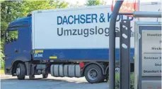  ?? FOTO: RWE ?? Die Transporte­r rollen, der Umzug von Kehlens Hügelstraß­e in Weingarten­s Danziger Straße läuft.