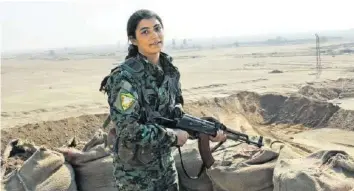  ?? 20M ?? Eine kurdische Kämpferin an einem Aussenpost­en nahe der syrischen Stadt Hajin.