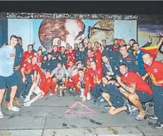  ?? // ABC ?? La selección española, frente al Muro de Berlín