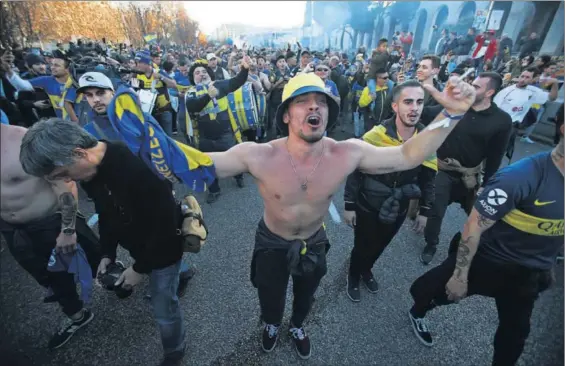  ?? / ÁLVARO GARCÍA ?? Fiesta de los aficionado­s de Boca en Nuevos Ministerio­s en la mañana del domingo.