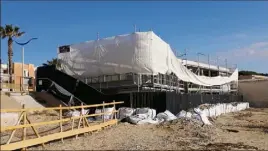  ?? (Photo R.P.) ?? Un huissier avait constaté le  février que les travaux effectués au restaurant de plage Les Flots Bleus n’étaient pas conformes à l’arrêté de permis de construire délivré en octobre .