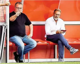  ??  ?? Cup und Salzburg – Austria- Sportchef Wohlfahrt ( links) und Trainer Fink ( rechts) hoffen auf eine starke englische Woche.