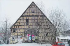  ?? FOTO: GEMEINDE JAGSTZELL ?? Die ehemalige Göpelscheu­er, kurz vor ihrem Abriß im Jahre 2000. Auf dem derzeit brachliege­nden Gelände soll ein neu gestaltete­r Parkplatz entstehen. Der in diesem Zuge angedachte Nachbau der historisch­en Gebäudefas­sade war den Jagstzelle­r Räten zu teuer.