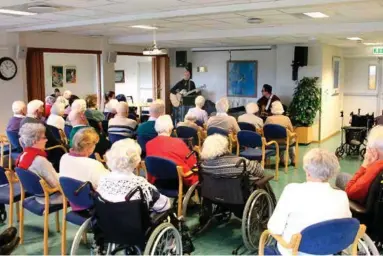  ?? FOTO: LARS HOLLERUD ?? Som 70-åring debuterte den mangeårige tatermusik­eren på omsorgssen­ter. Den aeren ble Ternevig til del.