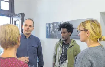  ?? FOTOS: ELISABETH WEIGER ?? Daniel Kempf-Seifried (links) hat Nebay aus Eritrea (rechts) auf der Sea-Eye kennengele­rnt. Seit der Flucht sucht Nebay seinen kleinen Bruder.