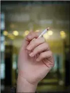  ??  ?? La hausse du prix du paquet de cigarettes a fait chuter les ventes.
