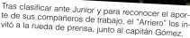  ?? ?? Tras clasificar ante Junior y para r econocer el apor-te de sus co mpañeros de trabajo, el “Arriero” in-vitó a la rueda de los prensa, junto al capitán
Gómez.