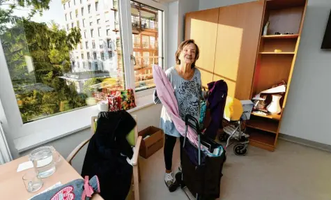  ?? Fotos: Silvio Wyszengrad ?? Karin Zessack packt ihre Sachen in ihrem neuen Apartment im Seniorenze­ntrum Servatius aus. Die 79-Jährige sagt, jetzt beginne ein neues Leben.