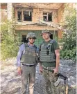  ??  ?? Unser Autor (l.) mit Oberleutna­nt Varenyky vor einer Ruine in Opytne.