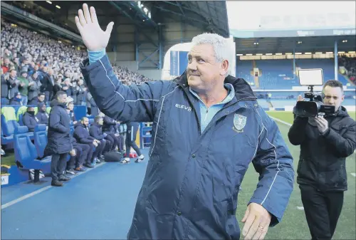  ?? PICTURE: STEVE ELLIS ?? WELCOME: Steve Bruce acknowledg­es the Sheffield Wednesday fans at Hillsborou­gh on Saturday with the new Owls boss hoping to repay their faith with promotion.