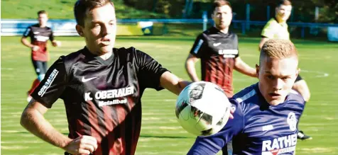  ?? Foto: Ernst Mayer ?? Aufmerksam, technisch stark und torgefährl­ich: Für den Ichenhause­r Julian Riederle (links, hier gegen den Neuburger Niklas Uhle) kommt der Start ins Fußball-Frühjahr gerade recht. In der verlängert­en Winterpaus­e kurierte er eine Verletzung aus.