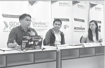  ??  ?? / HERTY B. LOPEZ
■ WEB DEVELOPERS: Sila si Shad Roi de la Cruz, community manager Google Developers Group; Albert Padin, Google developer expert Symph; ug si Nicole Padin community manager Google Business Group ang nangulo sa DevFest ug GDayX. Ilang...