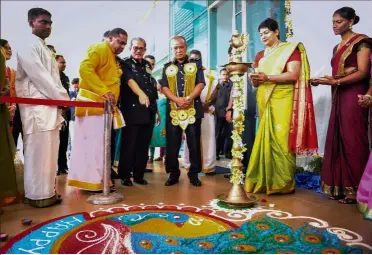  ?? — Bernama ?? Festive feel: Noor Rashid (centre) viewing a kolam at the Deepavali open house at the Kuala Lumpur police headquarte­rs.