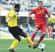  ?? SUBHENDU GHOSH / HT PHOTO ?? Raul Fabiani (right) of Pune FC confronts Mohd Sporting goalkeeper Somnath Khara in Kolkata on Saturday.