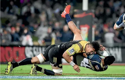  ?? JOHN COWPLAND/PHOTOSPORT ?? Flanker Ardie Savea made quite a significan­t impact the last time the Hurricanes met the Brumbies, in Napier.