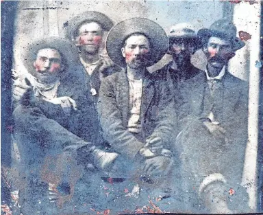  ?? FRANK ABRAMS ?? Experts think this photo shows Billy the Kid (second from left) and Pat Garrett (far right).