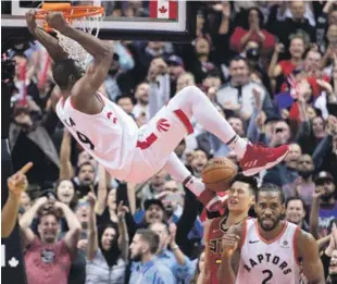  ?? AP ?? Serge Ibaka donquea la pelota con fortaleza durante el partido que los Raptors se impusieron a los Wizards. Kawie Leonard culminó con 41 puntos.