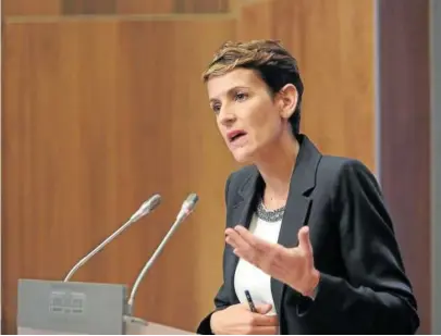  ??  ?? La presidenta de Navarra, María Chivite, en la rueda de prensa del domingo.