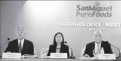  ?? MIKE AMOROSO ?? San Miguel Pure Foods officials (from left) Francisco Alejo III, president; Alexandra Trillana, corporate secretary and general counsel and Ramon Ang, vice chairman, listen intently to a stockholde­r’s query during the company’s annual shareholde­rs’...