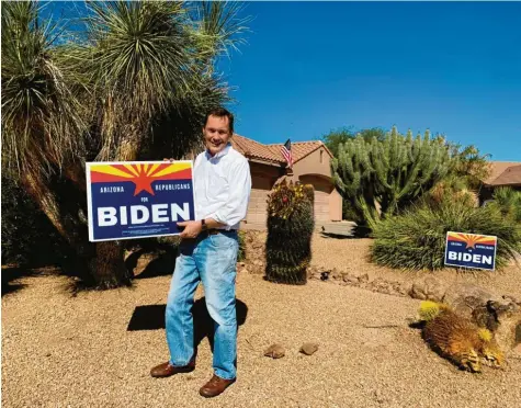  ?? Fotos: K. Doemens ?? Daniel Barker lebt in einem Vorort von Phoenix, Arizona. Er ist pensionier­ter Richter, Mormone – und eigentlich Republikan­er. Dieses Jahr stellt er Biden‰schilder im Garten auf. Er hofft auf eine krachende Niederlage Trumps. Nur dann bestehe Hoffnung für seine Partei. „Wir müssen eine komplett neue Führung bekommen.“