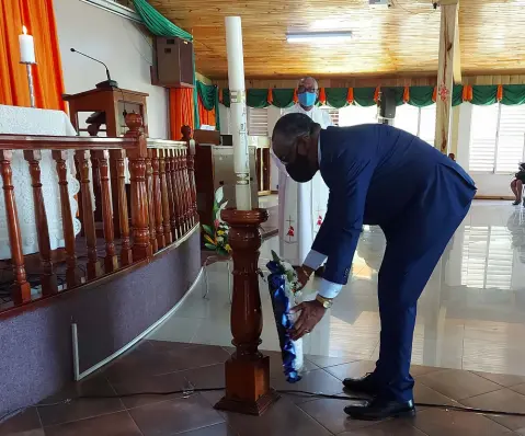  ?? PHOTOS BY TAMARA BAILEY ?? Custos of Manchester Garfield Green lays a wreath in memory of COVID-19 victims from the parish.