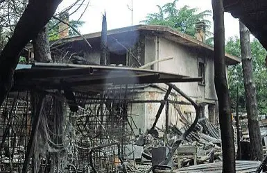  ?? ?? ● Il 10 giugno del 2020 andava a fuoco una casa a Castagnole di Paese in provincia di Treviso (immagine a