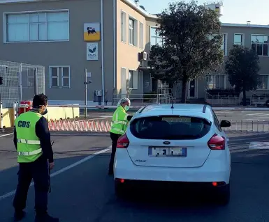  ??  ?? Gli accertamen­ti Il controllo della temperatur­a all’ingresso della Raffineria Eni di Porto Marghera a Venezia